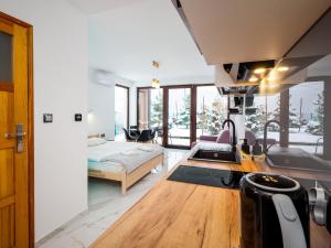 シュツァブニツァにあるEdelHouseのベッド1台、窓付きのキッチンが備わります。