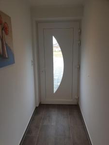 a room with a door with a window at Ferienwohnung Völkner in Hamdorf