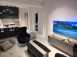 salon z dużym telewizorem z płaskim ekranem w obiekcie Damast Lux apartments 20 w Ochrydzie