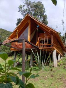 una gran casa de madera con techo en Glamping El Ocaso en Zipaquirá