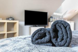 a pair of towels sitting on top of a bed at Uhse Loft in Heide