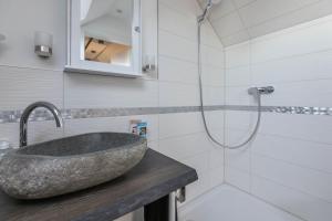 uma casa de banho com um lavatório e um chuveiro em Uhse Loft em Heide