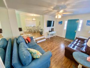 uma sala de estar com um sofá azul e uma mesa em Venture Out 646 Octopus Dr Comes WITH GOLF CART em Panama City Beach