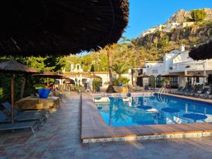 een zwembad van het resort met een berg op de achtergrond bij Sunsea Village I in Calpe