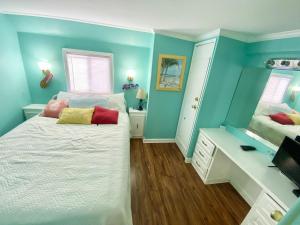 um quarto com paredes azuis e uma cama branca em Venture Out 646 Octopus Dr Comes WITH GOLF CART em Panama City Beach