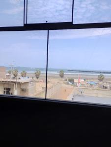 Blick auf den Strand aus dem Fenster in der Unterkunft Casa Chicama in Malabrigo