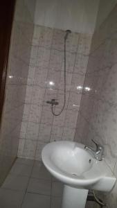 a bathroom with a sink and a shower at 2 chambres salon Baguida in Lomé