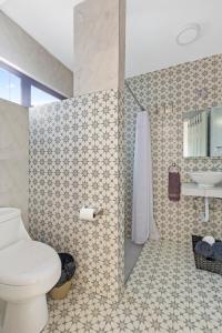 a bathroom with a toilet and a sink at Casa Nance Alojamientos GRAN MAYA Centro Mercado 28 y ADO Doble Suite Familiar 7 Personas in Cancún
