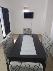 una mesa negra y 2 sillas en una habitación en El gallego en Concepción del Uruguay