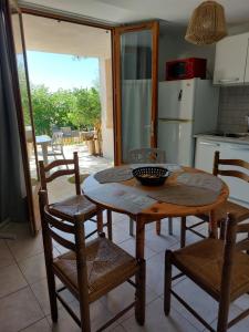 Η κουζίνα ή μικρή κουζίνα στο gites pleine nature - la Tournette - +8 φωτογραφίες