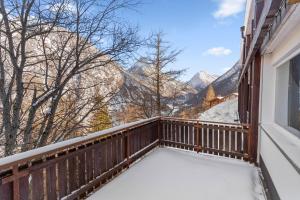 a balcony with a view of the mountains at Appartement rénové avec vue panoramique et sauna in Saas-Fee