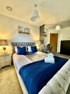 - une chambre dotée d'un grand lit avec des draps bleus dans l'établissement 1Bed Apt- Crawley Town Centre - Free Parking, à Crawley