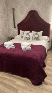 Giường trong phòng chung tại ATENEO CUENCA Suites con cocina en el casco histórico +93 ảnh