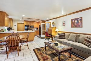 un salon avec un canapé et une table dans l'établissement Lake Tahoe Family Home with Hot Tub and Game Room!, à Incline Village