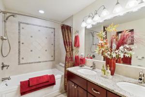 une salle de bains avec baignoire et lavabo dans l'établissement Lake Tahoe Family Home with Hot Tub and Game Room!, à Incline Village 35 autres photos