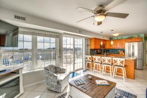 North Wildwood Condo - Beach Across Street! في شمال وايلدوود: مطبخ مع مروحة سقف ونافذة كبيرة