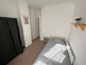 1 dormitorio con cama y puerta negra en Modern 3BD Home Doncaster South Yorkshire en Doncaster