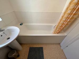 唐克斯特的住宿－Modern 3BD Home Doncaster South Yorkshire，一间带水槽、浴缸和卫生间的浴室
