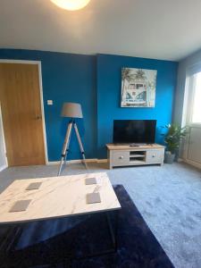 A television and/or entertainment centre at Modern Home with Free Parking Sleeps 6