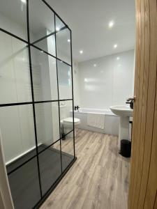 a bathroom with a shower and a toilet and a sink at Modern Home with Free Parking Sleeps 6 in Leeds