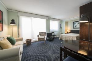 a hotel room with a bed and a desk at Hotel Apartamento Solverde in Espinho