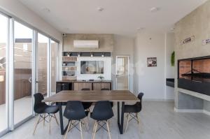 comedor con mesa de madera y sillas en Exquisite And Comfortable Villa Morra Apartment en Asunción