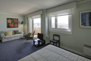 a living room with a couch and a tv at Hotel Apartamento Solverde in Espinho +37 photos