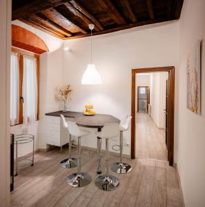 uma cozinha e sala de jantar com mesa e cadeiras em Art Novella Gallery em Florença mais 13 fotografias