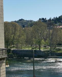 - une vue sur la rivière depuis un bâtiment dans l'établissement Jacuzzi Luxury Apartment in the Town Centre, à Turin