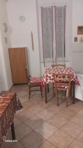 una sala da pranzo con 2 sedie e un tavolo con una tovaglia di Casa Caterina Setri Levante a Sestri Levante