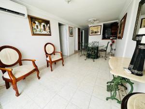 salon z krzesłami i stołem w obiekcie Apartamento Alvarez w mieście Cartagena de Indias