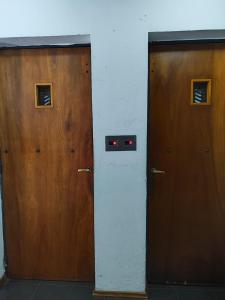 dos puertas de madera en un edificio contiguo en Nueva Córdoba - Ambrosio Olmos 895 en Córdoba