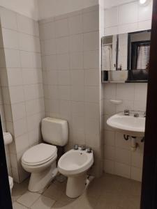 y baño con aseo y lavamanos. en Nueva Córdoba - Ambrosio Olmos 895 en Córdoba
