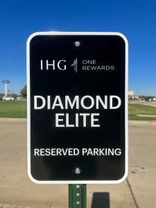 una señal para un estacionamiento reservado de élite de diamantes en Holiday Inn Express Hotel & Suites Ennis, an IHG Hotel en Ennis