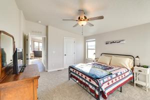 een slaapkamer met een bed en een plafondventilator bij Peaceful Deary Vacation Rental with Deck and Views! 