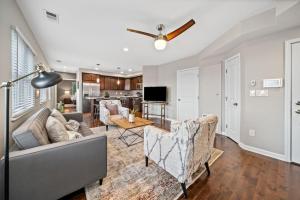 Μια τηλεόραση ή/και κέντρο ψυχαγωγίας στο Classy 2BR Condo Near City Centre - OTR, UC, Zoo
