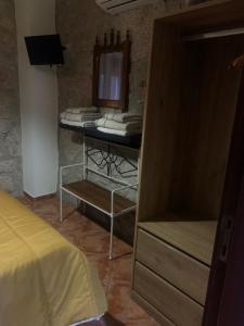 sypialnia z łóżkiem, lustrem i komodą w obiekcie Casa da Avo w mieście Geres