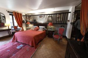 1 dormitorio con 1 cama, mesa y sillas en Moulin Rouhaud, en Montboyer