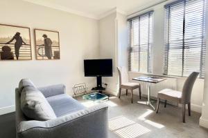 TV a/nebo společenská místnost v ubytování Mode Apartments St Annes