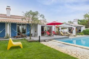 a villa with a swimming pool and a house at Les Yeux Bleus Bed & Breakfast in Noirmoutier-en-l'lle