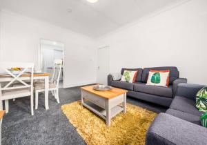 sala de estar con sofá y mesa en Broomfield Apartment by Klass Living Airdrie, en Airdrie