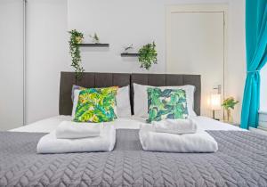 1 dormitorio con 1 cama grande y 2 almohadas en Nicol Apartment by Klass Living Airdrie, en Airdrie