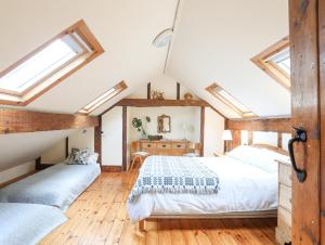 een slaapkamer op zolder met 2 bedden en dakramen bij Ty'n y Cae in Llanbedr-y-cennin