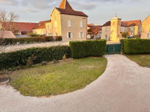 a walkway leading to a house in a yard at L'Atelier loft in Foucherans