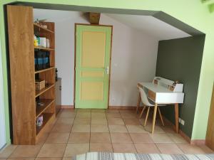 Habitación con puerta, mesa y escritorio. en Chambre spacieuse avec bureau et balcon, en Millas