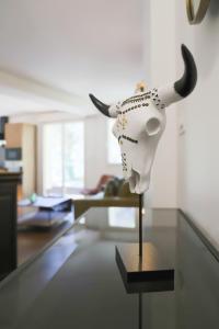 una estatua de una vaca en un puesto en una habitación en ARMONA, en Brides-les-Bains