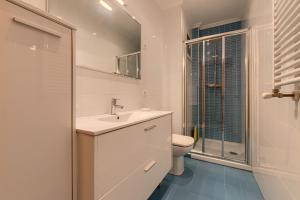 ビルバオにあるEncanto y Confort en Calle Epalza - Tu Familia en el Corazón de Bilbaoの洗面台とトイレを備えた白いバスルーム +22枚の写真