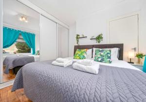 เตียงในห้องที่ Nicol Apartment by Klass Living Airdrie