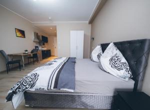 Postel nebo postele na pokoji v ubytování Main Boardinghouse