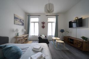 ein Schlafzimmer mit Bett und ein Wohnzimmer in der Unterkunft AppartUnique - Chez Murillo in Vichy
